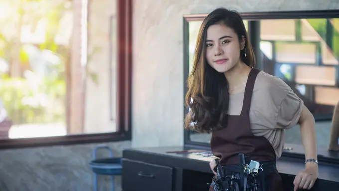 wanita usaha salon
