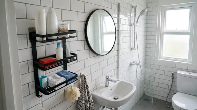 Model Rak Kamar Mandi yang Cocok untuk Ruang Sempit/AI Generated