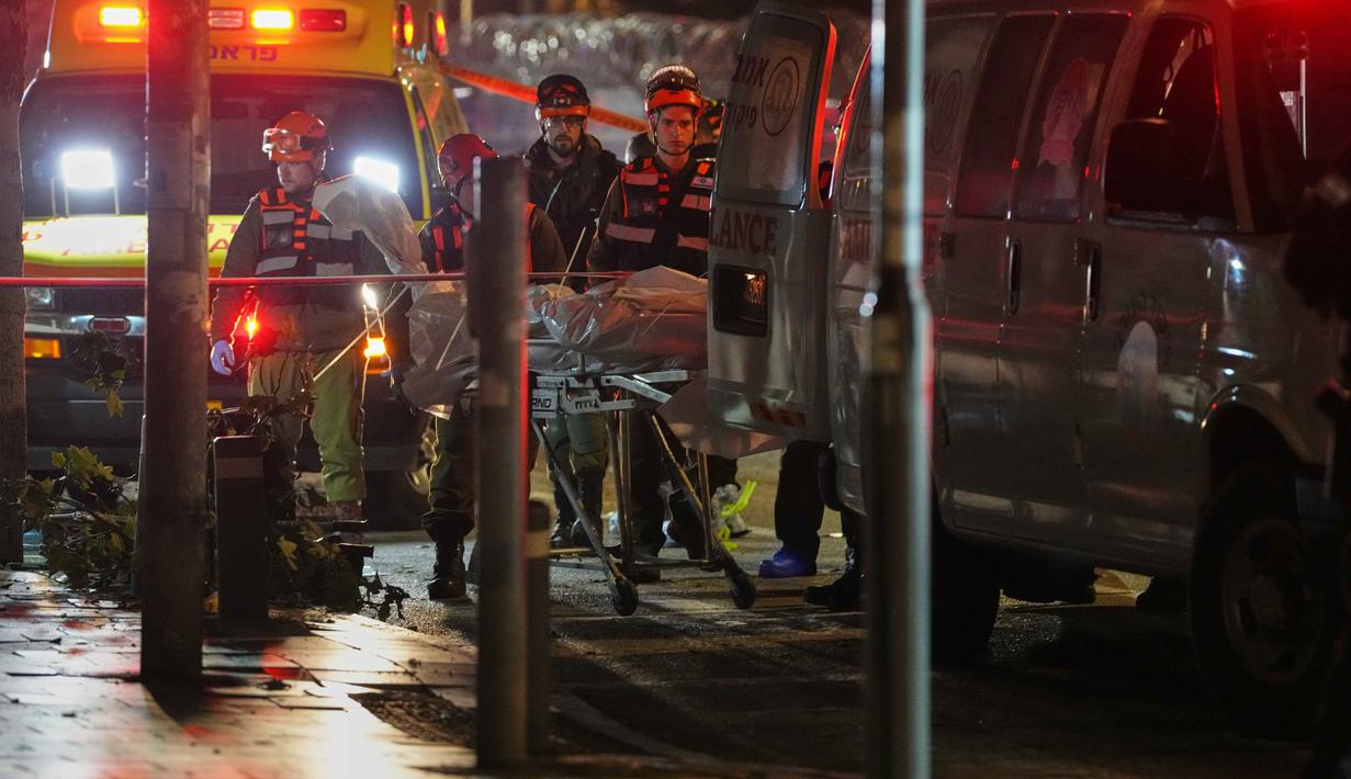 Serangan rudal Iran ke Tel Aviv juga menyebabkan kerusakan signifikan pada infrastruktur sipil, termasuk gedung dan kendaraan, serta memicu kepanikan warga. Tampak dalam foto, petugas pertolongan pertama Israel mengevakuasi korban serangan rudal Iran di Tel Aviv, Israel, Sabtu 28 Maret 2026 pagi waktu setempat. (AP Photo/Maya Levin)