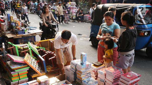 Warga Berburu Peralatan Sekolah di Pasar Asemka