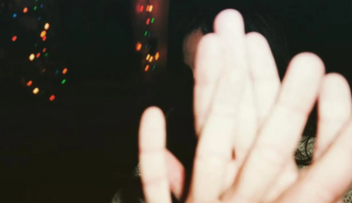 Chloe mengunggah sebuah foto dua tangan yang sedang saling bergenggaman. Tak terlihat memang siapa pemilik tangan itu, pasalnya foto tersebut sangat samar. Namun Chloe menyertakan keterangan foto dengan emotikon bulan setengah. (Instagram/brooklynbeckham)