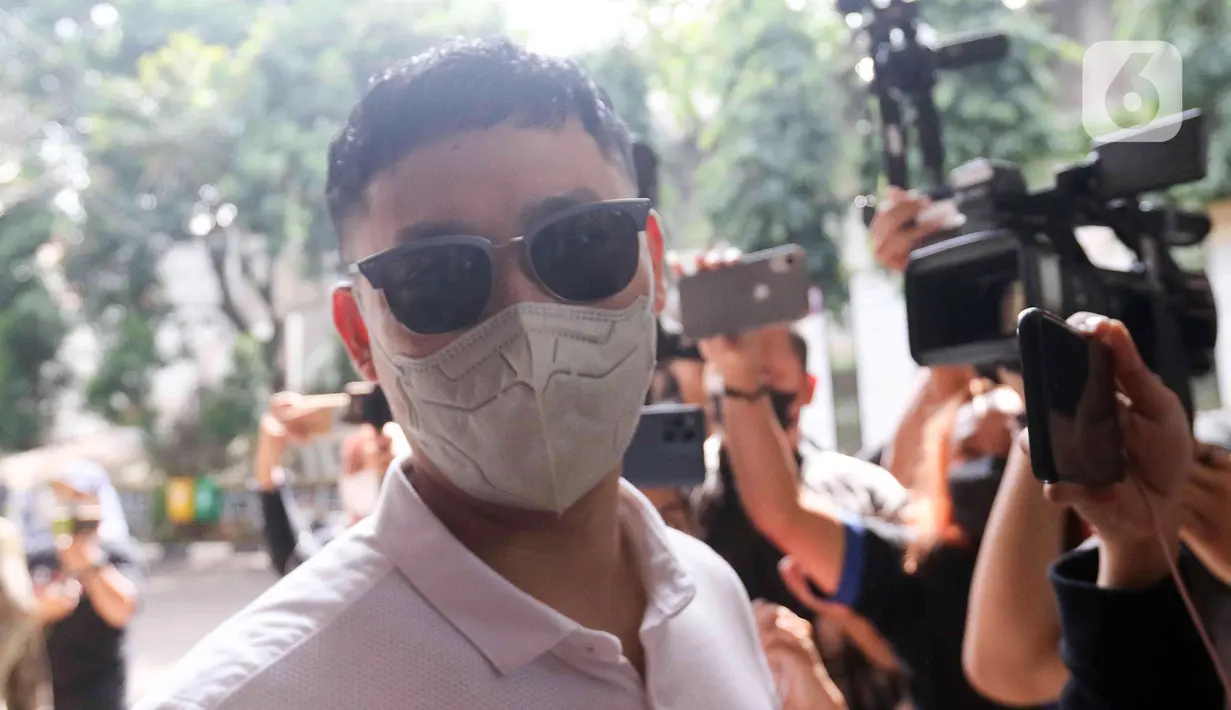 Suami penyanyi Dewi Perssik, Angga Wijaya saat menghadiri sidang cerai perdana di Pengadilan Agama Jakarta Selatan, Senin (4/7/2022). Sidang cerai perdana antara Dewi Perssik dan Angga Wijaya ini beragendakan mediasi. (Liputan6.com/Herman Zakharia)