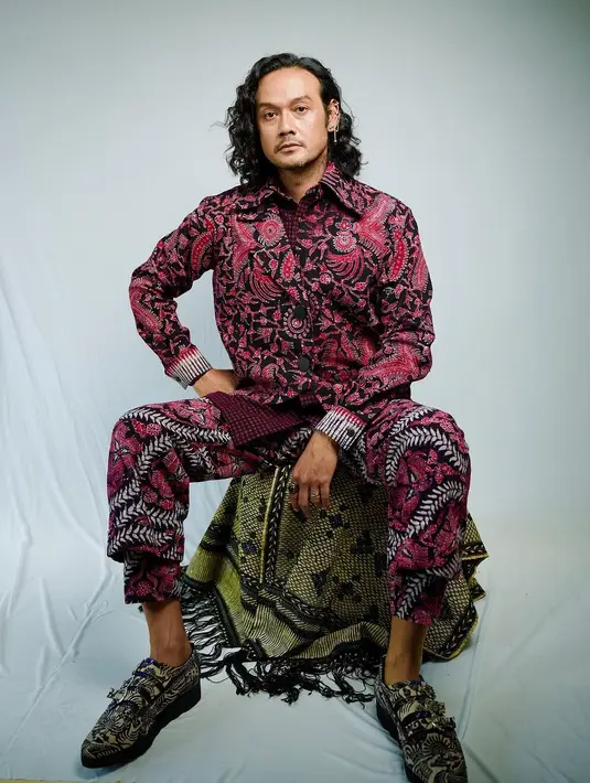 Begitu juga dengan Dwi Sasono yang merasa berwibawa dengan busana dan aksesoris yang ia kenakan. [Foto: Instagram/widimulia]