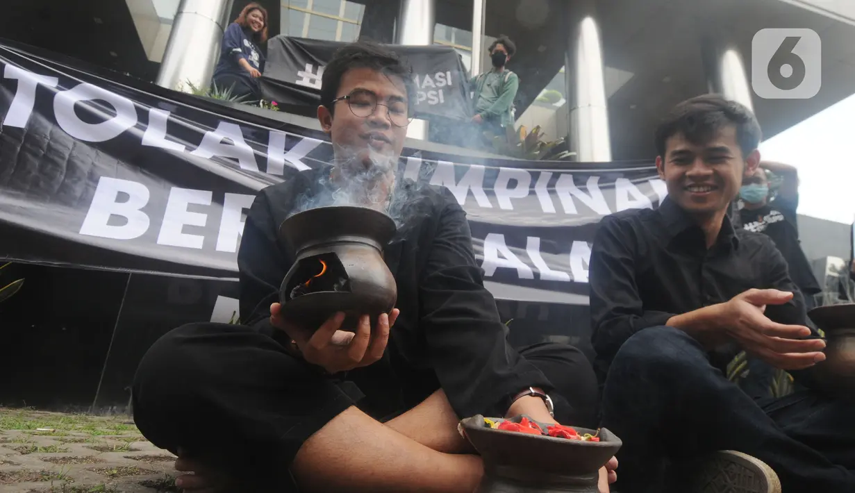 Aksi teatrikal aktivis dari Indonesia Corruption Watch (ICW) untuk menolak kehadiran pimpinan KPK bermasalah di depan Gedung Merah Putih KPK, Jakarta, Jumat (20/12/2019). Aksi penolakan digambarkan dengan keberadaan dua dukun yang tengah mengusir roh jahat. (merdeka.com/Dwi Narwoko)