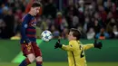 Pemain Barcelona, Lionel Messi, berusaha mengecoh kiper AS Roma, Wojciech Szczesny, pada laga Liga Champions di Spanyol, Selasa (24/11/2015). Barcelona berhasil menang 6-1. (AFP Photo/Josep Lago)