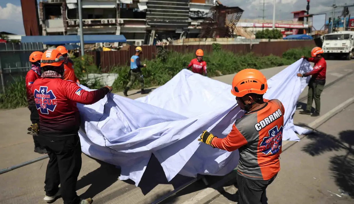 Tim penyelamat memasang tenda saat bersiap untuk operasi pencarian korban gempa bumi di General Santos, Filipina, Selasa 9 Juni 2026. (AP Photo/Basilio Sepe)