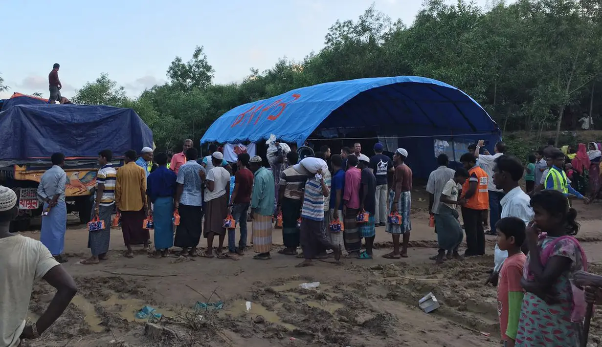 Pengungsi Rohingya mendapatkan bantuan dari pemerintah Indonesia di kamp Thaingkali Ukhiya, Bangladesh, Kamis, (21/9).  Bantuan Indonesia diharapkan dapat membantu meringankan beban para pengungsi. (Foto: KBRI Dhakka)