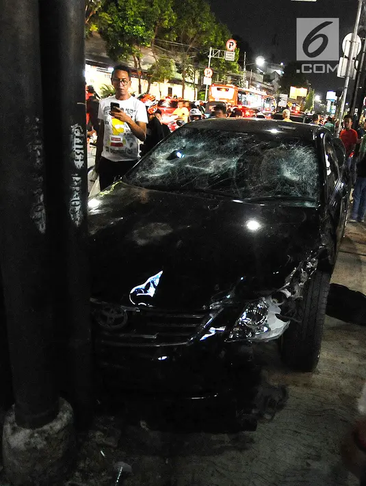 Sebuah mobil sedan Toyota Camry warna hitam berplat nomor B 1185 TOD rusak akibat diamuk warga di kawasan Saharjo, Jakarta, Kamis (18/4). Warga mengamuk karena diduga pengemudi menabrak belasan pengendara sepeda motor dan mobil dari Jalan Tendean hingga Jalan Saharjo. (Liputan6.com/Herman Zakharia)