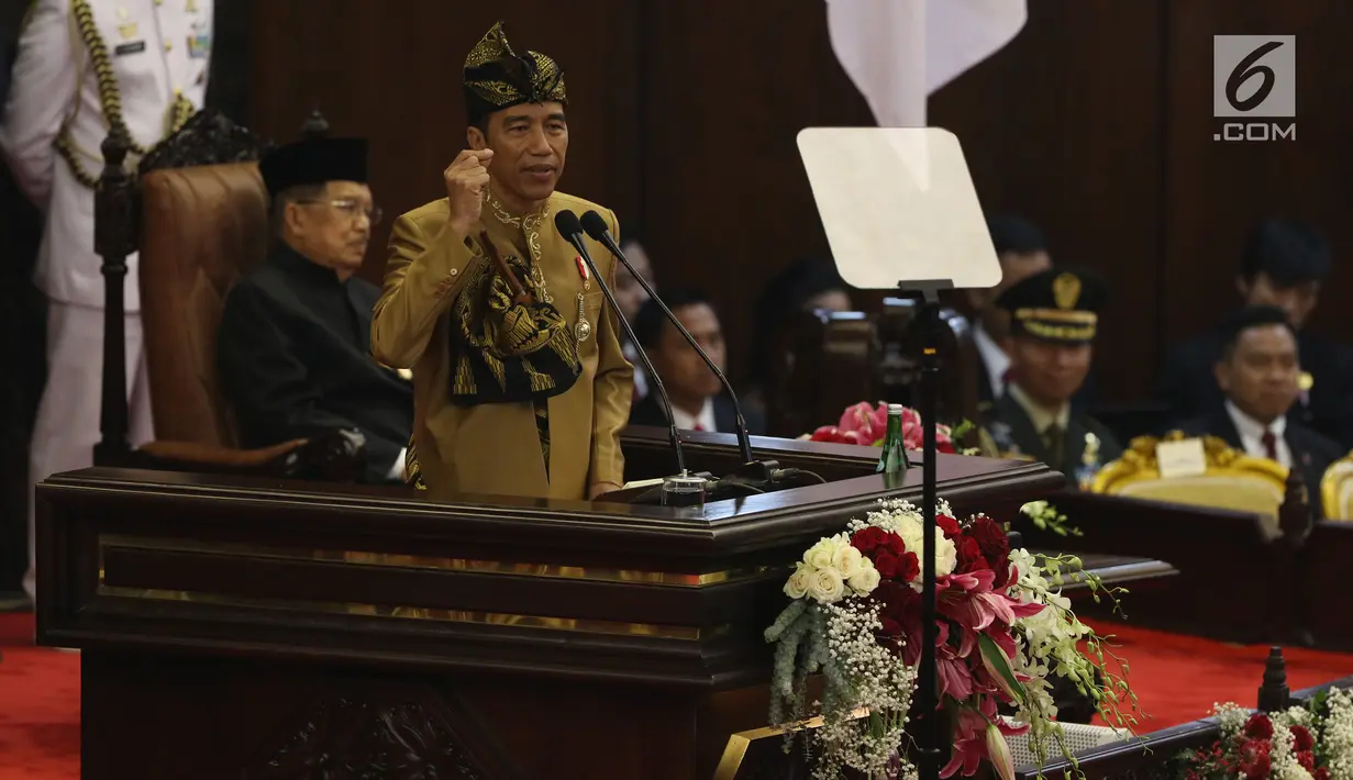 Presiden Joko Widodo dengan baju adat suku Sasak NTB menyampaikan pidato kenegaraan dalam Sidang Bersama DPD-DPR di Kompleks Parlemen, Senayan, Jakarta, Jumat (16/8/2019). Setelah sidang tahunan MPR 2019 berakhir, agenda berlanjut ke sidang bersama DPD-DPR. (Liputan6.com/Johan Tallo)