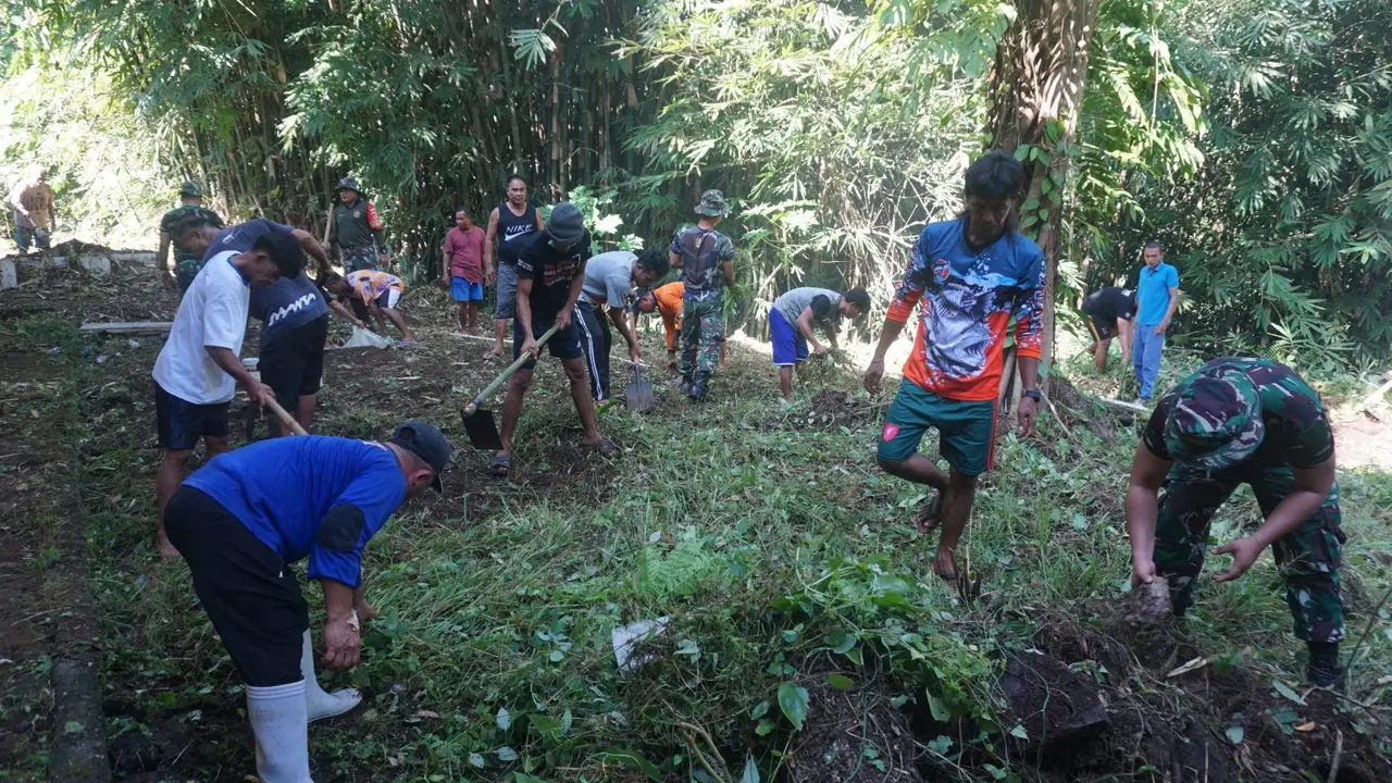 Kegiatan bersih-bersih warga pengungsi Gunung Ruang bersama Koramil Pineleng di BPMP Sulut, Desa Pineleng Dua, Kabupaten Minahasa, Sulut, Sabtu (18/5/2024).