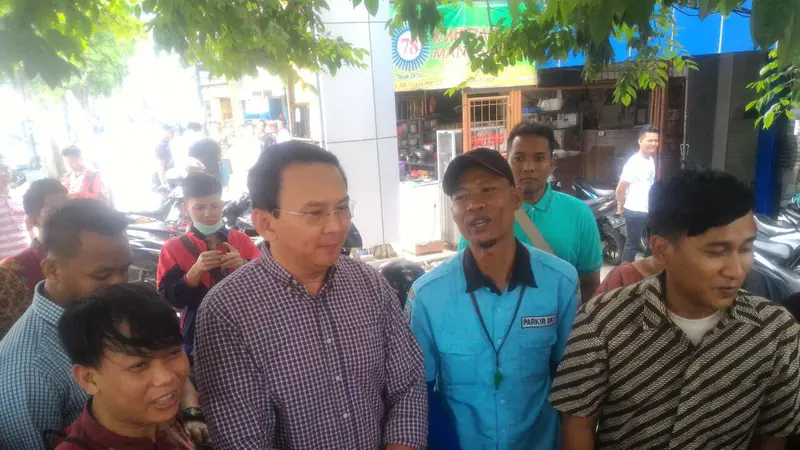  Ahok memilih tetap blusukan di kawasan Muara Karang, Pluit, Jakarta Utara.