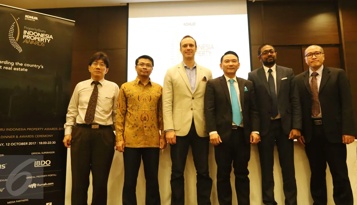 Pendiri dan Managing Director PropertyGuru Asia Property Awards, Terry Blackburn (kiri), seusai mengumumkan pembukaan resmi nominasi PropertyGuru Indonesia Property Awards tahun ketiga, di Hotel Fairmont, Jakarta, Rabu (15/3). (Liputan6.com/Helmi Afandi)