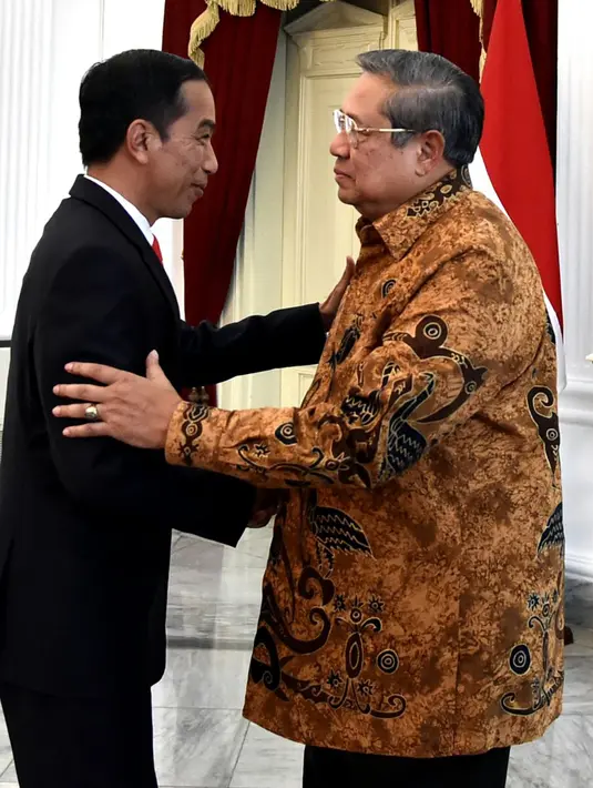 Presiden Joko Widodo bersalaman dengan Presiden RI ke-6 Susilo Bambang Yudhoyono di Istana Merdeka, Jakarta, Jumat (27/10). Pertemuan antara Jokowi dan Ketum Partai Demokrat itu berlangsung pada pukul 14.09 WIB. (Laily Rachev / Biro Pers Setpres)