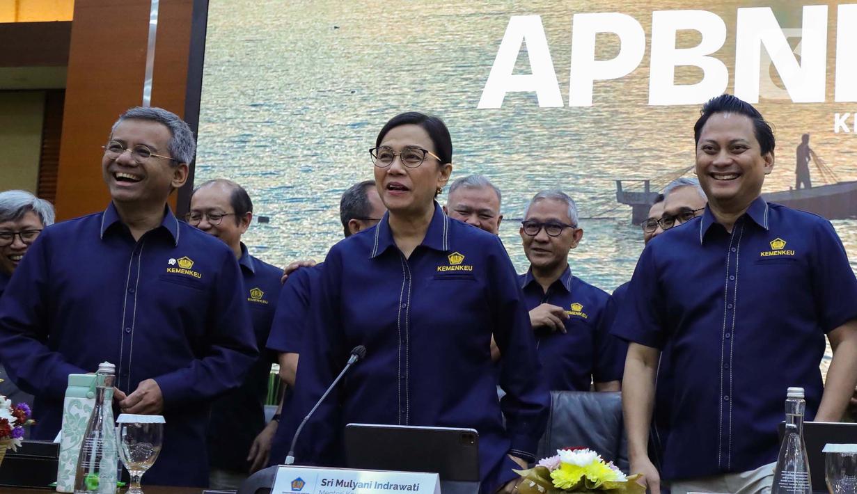 Menteri Keuangan Sri Mulyani Indrawati (tengah) bersama Wakil Menteri Keuangan Suahasil Nazara (kiri) dan Thomas A.M Djiwandono (kanan) sesaat sebelum memberikan keterangan terkait APBN KiTa di Jakarta, Rabu (11/12/2024). (Liputan6.com/Angga Yuniar)