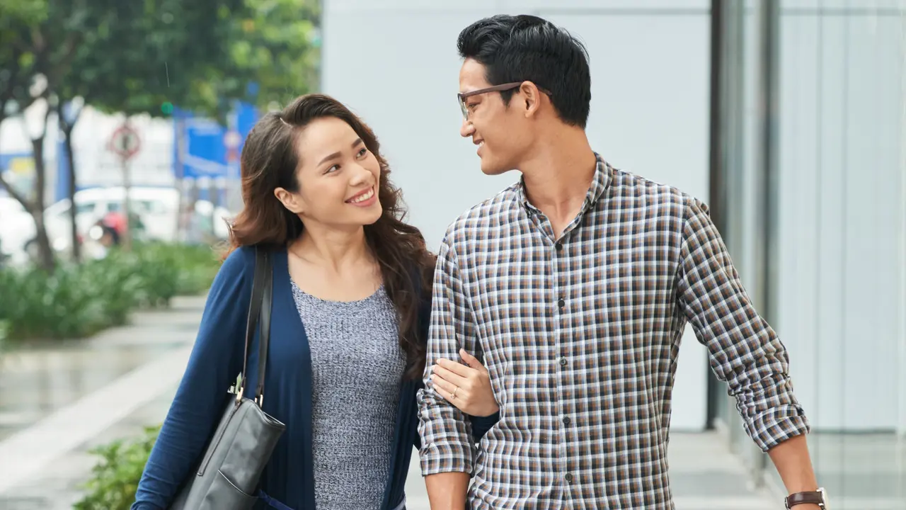 perempuan dan pasangan april jalan