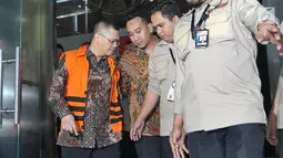 Yudi Widiana Adia dikawal petugas meninggalkan gedung KPK, Jakarta, Rabu (19/7). Yudi Widiana resmi di tahan karena diduga menerima uang suap proyek pembangunan jalan pada Kementerian PUPR sebesar Rp4 Miliar. (Liputan6.com/Helmi Afandi)