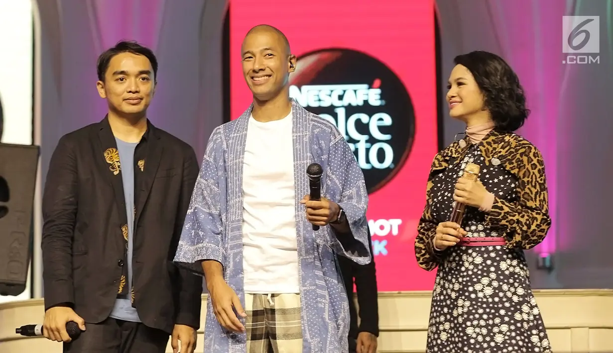 DJ Dipha Barus (kiri) bersama penyanyi Marcell Siahaan (tengah) dan Andien (kanan) saat bekolaborasi dalam mini konser Music Drip di Jakarta, Kamis (7/2). Dipha Barus menyatukan berbagai karakter lewat aransemen yang apik. (Fimela.com/Bambang Eros)