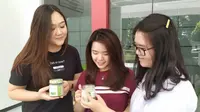 Mahasiswi Program Studi Biologi (Bioteknologi) Fakultas Teknobiologi Universitas Surabaya (Ubaya) mengolah tanaman okra menjadi yoghurt (Foto: Liputan6.com/Dian Kurniawan)