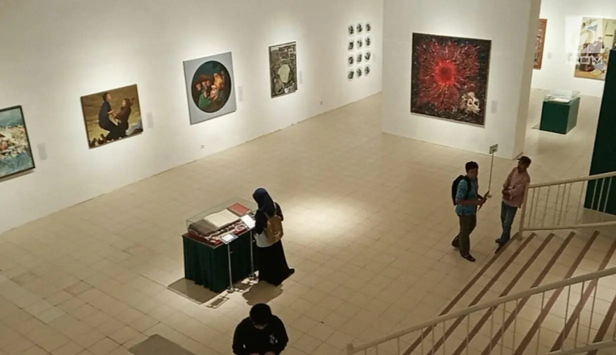 Suasana pameran gambar babad Diponegoro di Museum Jogja Galeri,  Jalan Pekapalan Yogyakarta,  Minggu (10/2). Sebanyak 51 Seniman mengikuti acara pameran ini yang menceritakan perang Jawa Pangeran Diponegoro melawan penjajah Belanda. (Liputan6.com/Gholib)