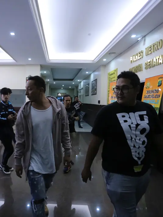 Ringgo Agus Rahman mengaku tidak enak banyak komentar. Kedatangannya di Polres Metro Jakarta Selatan hanya sekedar melihat kondisi dan memberikan dukungan moril pada Tora Sudiro. (Adrian Putra/Bintang.com)