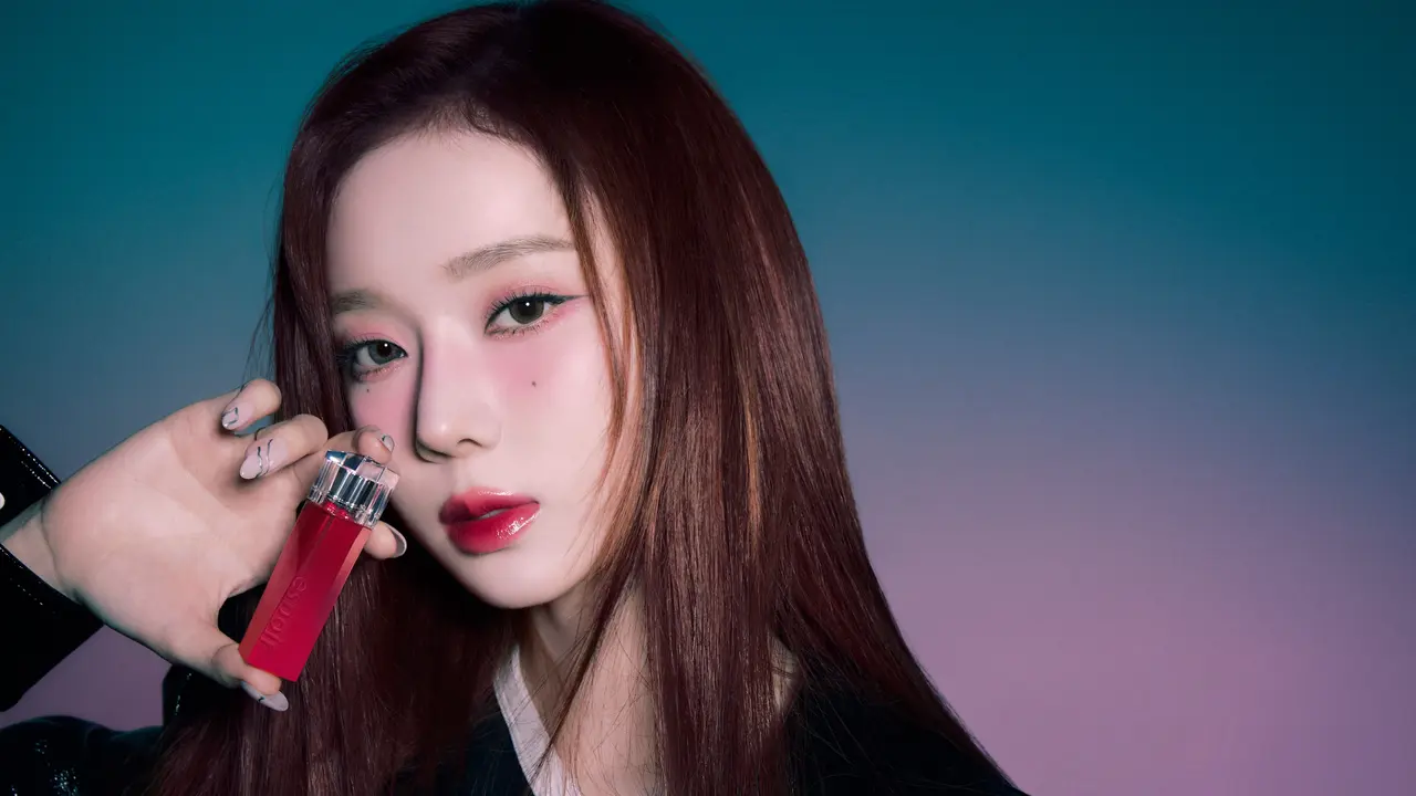 Rahasia Tampilan Bibir Glossy dan Mata Shimmering ala Winter aespa dengan Hushed Cherry Edition dari Espoir (Espoir)