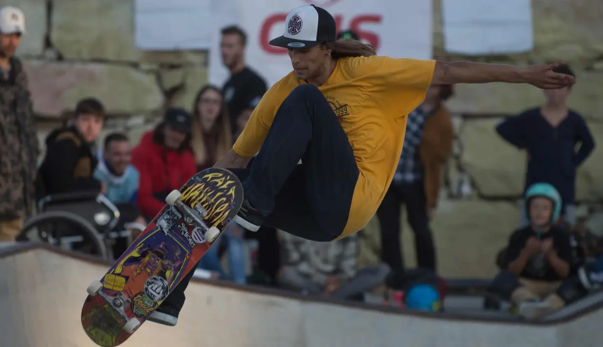 Peserta saat mengikuti kompetisi Kejuaraan Skateboard Malaga Natural Bowl Riders II di Malaga, Spanyol (17/12).  (AFP Photo/Jorge Guerrero)
