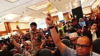 Peserta mengangkat nomor urutnya saat menawar harga dalam ajang Lelang Expo 2017 di JCC, Jumat (22/9). Ada puluhan barang rampasan KPK dari sejumlah terpidana korupsi mulai dari perhiasan, telepon selular, motor hingga mobil. (Liputan6.com/Angga Yuniar)