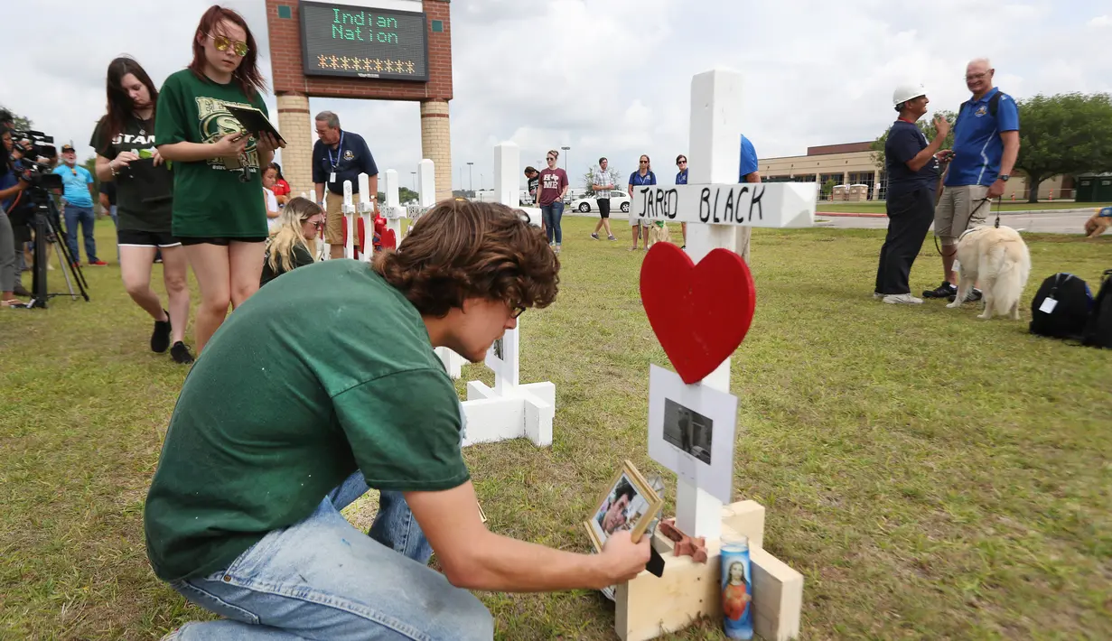 Siswa SMA Santa Fe, dan masyarakat memperingati Moment of Silence di sekolah mereka di Texas, AS, Senin (21/5). Gubernur Texas Greg Abbott menyerukan untuk mengheningkan cipta untuk korban penembakan Texas. (Steve Gonzales/Houston Chronicle via AP)
