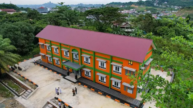 rumah susun (Rusun) Yayasan Pondok Pesantren (Ponpes) Nabil Husein di Kota Samarinda, Kalimantan Timur senilai Rp 4,2 miliar.