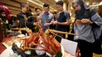 Salah satu makanan yang disajikan dalam festival kuliner "Flavors of The World" di Jakarta, Jumat (3/11). Festival kuliner internasional ini menampilkan menu dari berbagai belahan dunia dan berlangsung selama November 2017. (Liputan6.com/Johan Tallo)