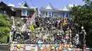 Sebuah rumah yang dihias dengan berbagai boneka dan mainan terlihat di Toronto, Kanada (19/8/2020). Memamerkan ratusan boneka, boneka binatang, dan lainnya, rumah di sebuah permukiman yang mendapat julukan Rumah Boneka ini menarik banyak pengunjung. (Xinhua/Zou Zheng)