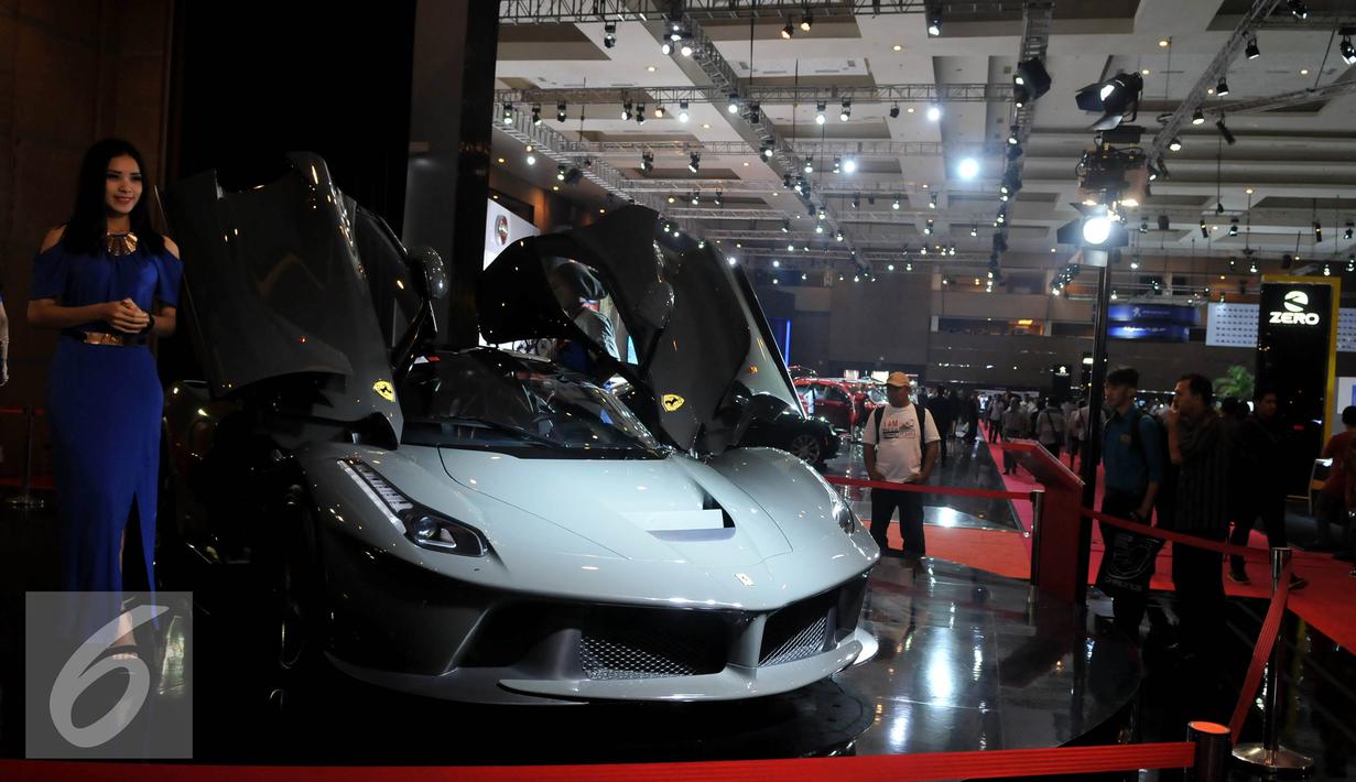 Beberapa Sales Promotion Girl (SPG) di salah satu stand IIMS, Jakarta, Kamis (27/8/2015). SPG menjadi salah satu daya tarik bagi calon konsumen produk yang ditawarkan untuk mencapai target penjualan. (Liputan6.com/Johan Tallo)