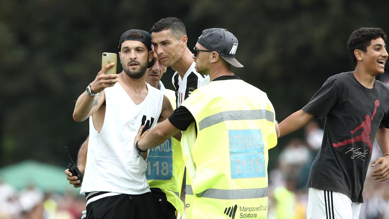 Momen Ronaldo Diajak Selfie Suporter Juventus di Lapangan
