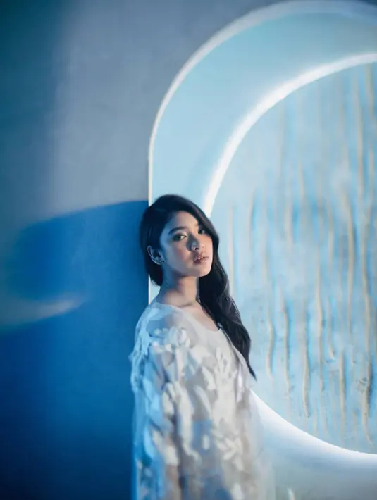 Perubahan kedua yang dialami Tiara selama beberapa bulan belakangan ini adalah ia tidak bisa semudah dulu untuk bisa pergi kemana saja bersama para sahabatnya. Kalau sebelumnya bisa kemana saja sendiri, kini harus selalu didampingi tim. (Instagram/tiaraandini)