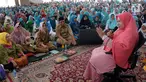 Pendakwah Dedeh Rosidah atau yang lebih dikenal Mamah Dede memberikan Tausyiah mengenai musibah di Indonesia di Masjid al i'tisom, Ciputat, Senin (15/10). Tausiah ini dihadiri ribuan jamaah dari berbagai daerah. (Merdeka.com/Arie Basuki)