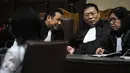 Penasehat Hukum Jessica saat mengikuti sidang di Pengadilan Negeri Jakarta Pusat, Rabu (5/10). Terdakwa Jessica tengah jalani sidang lanjutan dengan agenda pembacaan tuntutan oleh Jaksa Penuntut Umum. (Liputan6.com/Helmi Afandi)