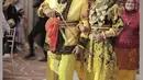 Saat resepsi pernikahan, keduanya tetap tampil mengenakan pakaian adat warna kuning. Lengkap dengan aksesori yang dikenakan. [@nendrahadaddo]