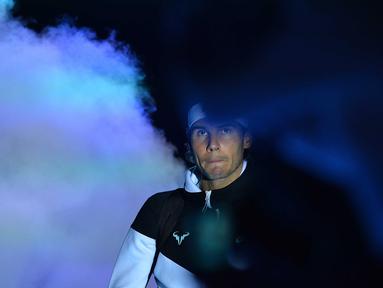 Petenis Spanyol, Rafael Nadal memasuki lapangan saat menghadapi petenis Swis Stan Wawrinka pada Turnamen ATP World Tour di London, Inggris, Senin (16/11/2015).  (AFP Photo/Glyn Kirk)
