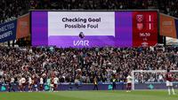 Sebuah layar LED menampilkan pesan VAR selama pertandingan sepak bola English Premier League antara West Ham United dan Arsenal di Stadion London, London Timur pada 10 Mei 2026. (Adrian Dennis / AFP)