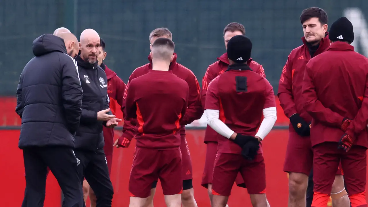 Foto: Momen Pemain MU saat Latihan Jelang Melawan Bayern Munchen, Ada yang Minta Gendong Hingga Hadirnya Martinez dan Casemiro