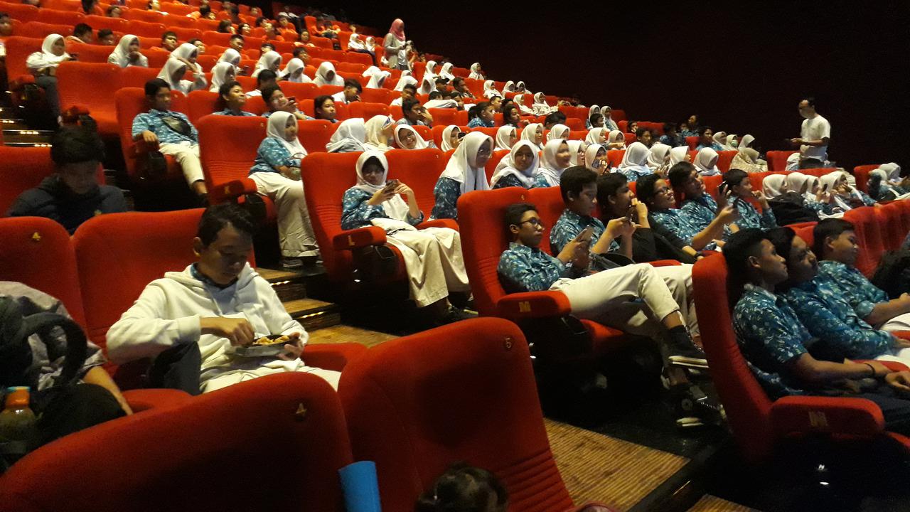 Ratusan siswa SMP di Kota Tangerang Selatan nonton bareng film Battle of Surabaya. (Liputan.com/ Pramita Tristiawati)