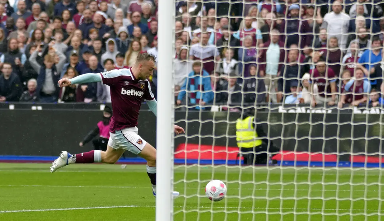 Pemain West Ham United Jarrod Bowen mencetak gol ke gawang Manchester City pada pertandingan sepak bola Liga Inggris di London Stadium, London, Inggris, 15 Mei 2022. Pertandingan berakhir imbang 2-2. (AP Photo/Kirsty Wigglesworth)