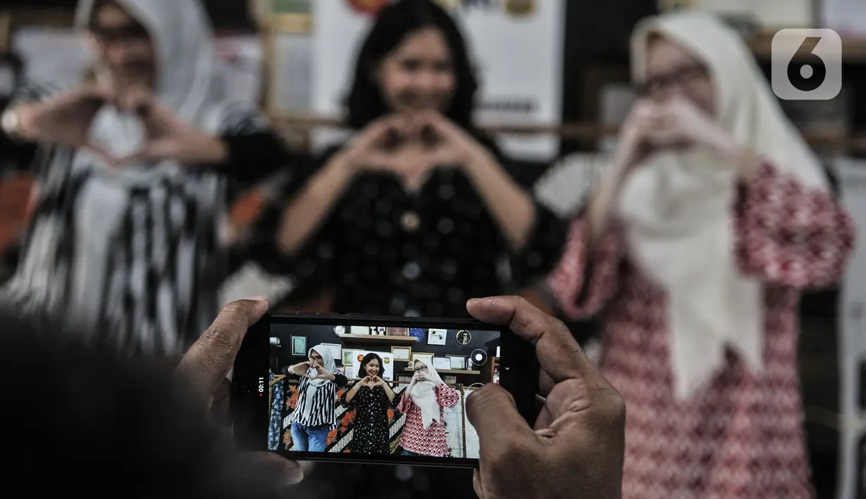 Pembatik disabilitas saat mengucapkan selamat Hari Disabilitas melalui rekaman video di Rumah Batik Palbatu, Jakarta, Kamis (3/12/2020). Harga jual kain batik ini mulai dari Rp250 ribu hingga jutaan rupiah tergantung jenis serta kerumitan pembuatan. (merdeka.com/Iqbal S. Nugroho)