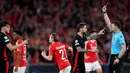 Sejak menit ke-22, Barcelona harus bermain dengan10 orang usai Pau Cubarsi mendapat kartu merah karena melakukan pelanggaran terhadap Vangelis Pavlidis. (FILIPE AMORIM/AFP)