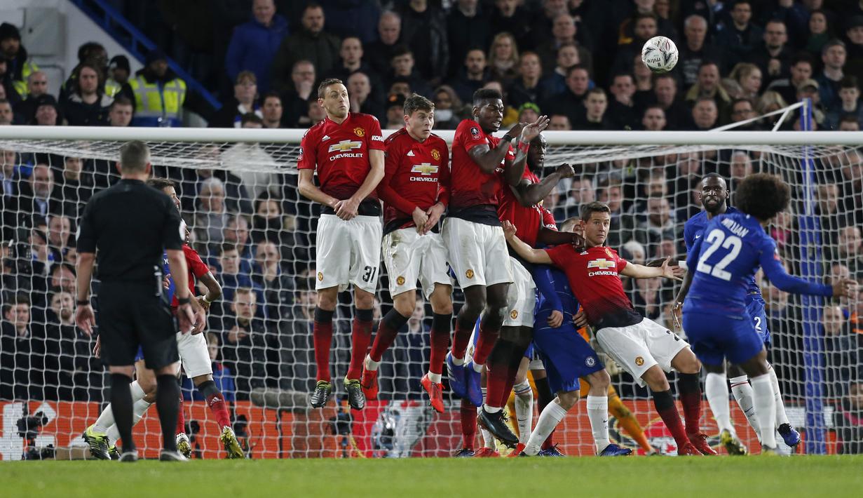 Willian melakukan tendangan bebas pada babak kelima FA Cup yang berlangsung di stadion Stamford Bridge, London, Selasa (19/2). Man United menang 2-0 atas Chelsea. (AFP/Adrian Dennis)