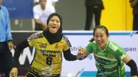 Pemain Jakarta PGN Popsivo Polwan, Arsela Nuari Purnama dan Berlian Marsheila, merayakan kemenangan atas Jakarta BNI 46 dengan skor 3-1 pada Seri I Final Four Proliga 2019 di GOR Joyoboyo, Kota Kediri, Minggu (10/2/2019 ). (Bola.com/Gatot Susetyo)