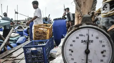Nelayan menimbang ikan hasil tangkapan di dermaga Kalibaru, Cilincing, Jakarta Utara, Rabu (23/3/2022). PT Perikanan Indonesia (Persero) mengungkapkan sejumlah jenis ikan mengalami kenaikan harga berkisar Rp1.000-Rp2.000 per kg akibat tingginya permintaan jelang Ramadan (merdeka.com/Iqbal S Nugroho)