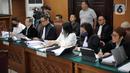 Terdakwa kasus pembunuhan Brigadir Nopriansyah Yosua Hutabarat atau Brigadir J, Putri Candrawathi (tengah) menjalani sidang lanjutan dengan agenda mendengarkan keterangan saksi dari Jaksa Penuntut Umum (JPU) di Pengadilan Negeri Jakarta Selatan, Selasa (8/11/2022). Dalam sidang tersebut JPU menghadirkan 10 orang saksi. (Liputan6.com/Faizal Fanani)