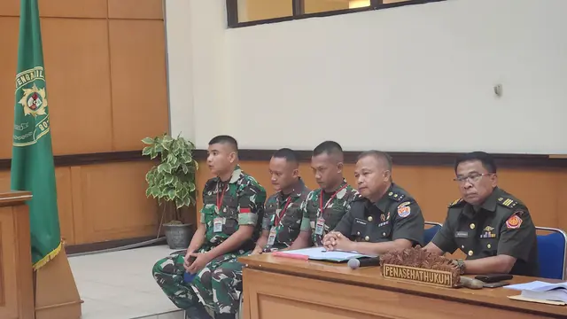 Sidang perkara pembunuhan Imam Masykur kembali digelar di Pengadilan Militer II-08, Jakarta, Senin (6/11/2023). Tiga anggota TNI terdakwa pembunuhan yakni Praka RM, Praka HS dan Praka J, tampak mendengarkan keterangan para saksi.