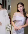 Kali ini, keduanya tampak sama-sama mengenakan dress off shoulder dengan rambut yang ditata serupa.